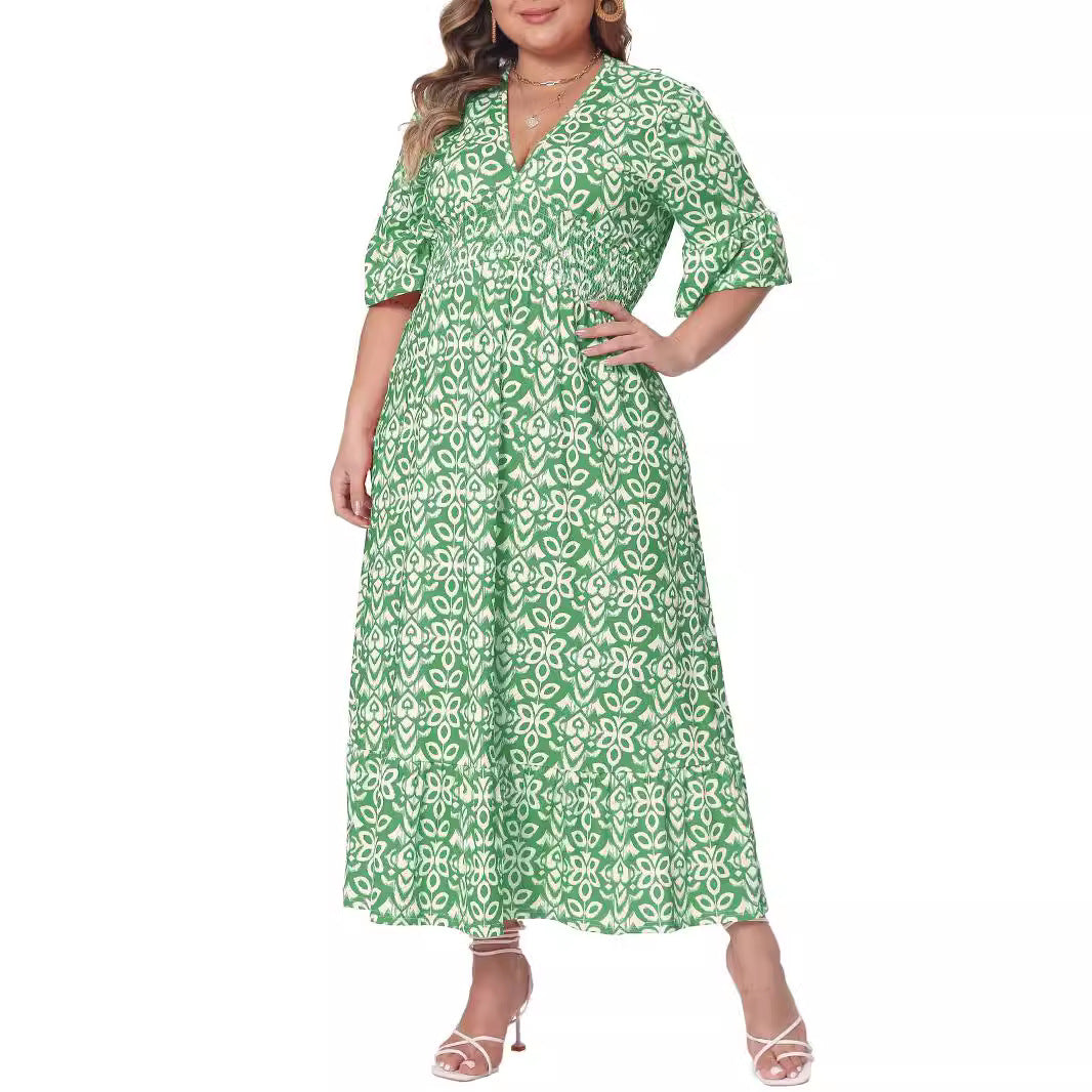 Detailansicht des grafischen Prints auf dem Damen Midikleid. Modisches Freizeitkleid mit V-Ausschnitt.
