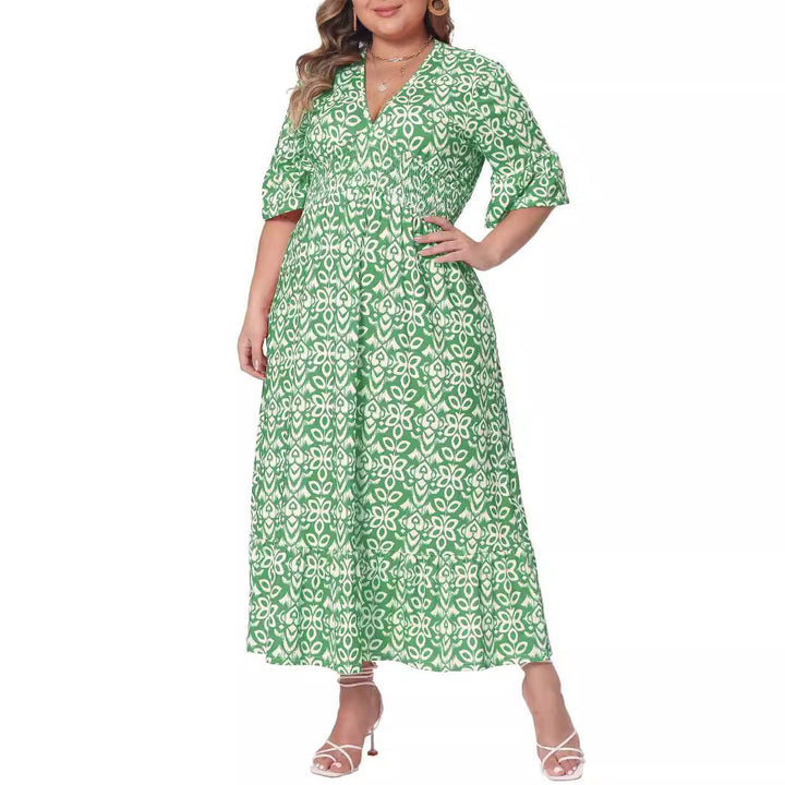 Detailansicht des grafischen Prints auf dem Damen Midikleid. Modisches Freizeitkleid mit V-Ausschnitt.