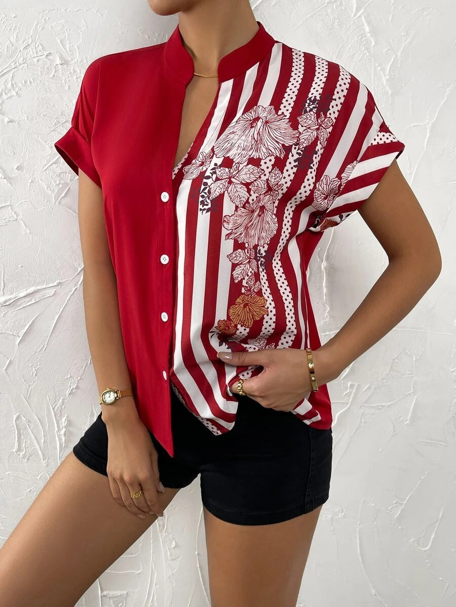 Model trägt modische Damen Kurzarmbluse mit Stehkragen und floralem Streifenprint, Vorderansicht.