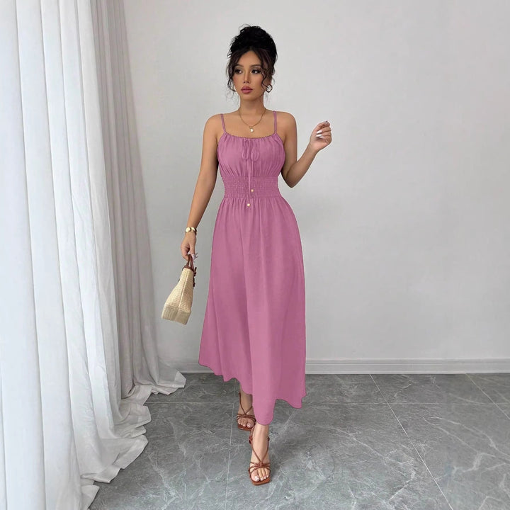 Modisches Damen A-Linien Midikleid mit zarter Taillenbetonung & dünnen Spaghettiträgern für Sommer-Looks.
