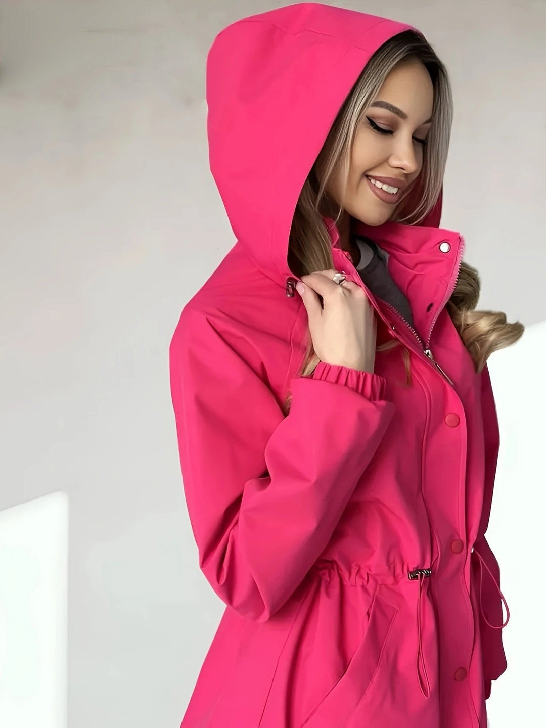 Leichte Damen Kapuzenjacke, wasserabweisend und atmungsaktiv. Ideale Outdoor-Jacke für Sport und Freizeit.