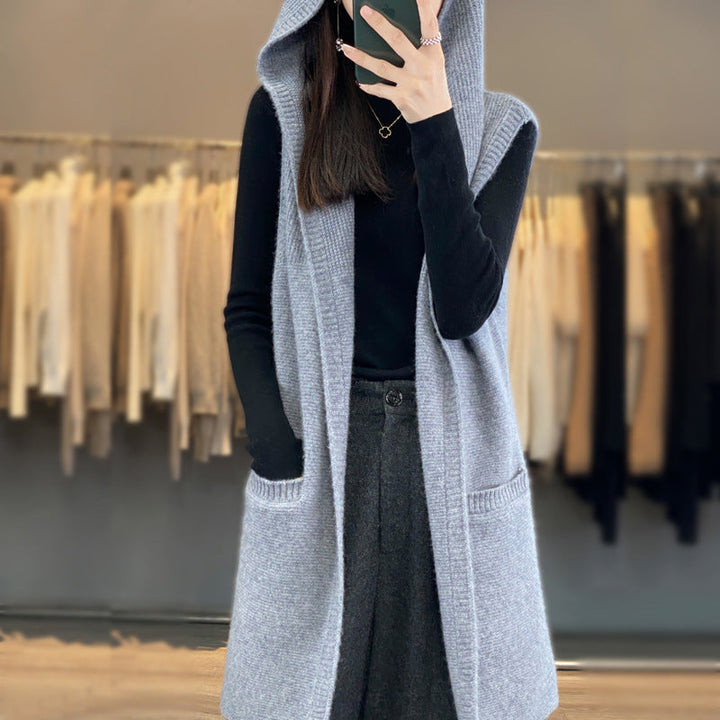 Stilvolle Damen Strickweste mit Kapuze. Modische, offene Weste in Beige mit Taschen. Ideal für Lagenlooks.