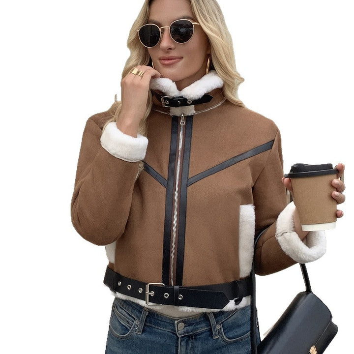Warme, stilvolle Damen Teddyfelljacke in Braun. Eine trendige Winterjacke für modebewusste Frauen.