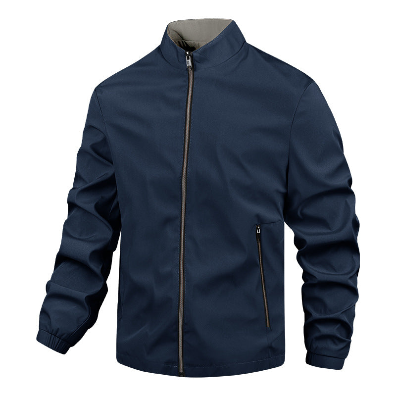 Produktansicht: Schwarze Herren Windbreaker Leichtjacke. Zeitlose Übergangsjacke mit hohem Kragen für Männer.
