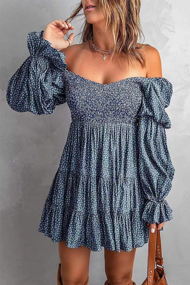 Damen Off-Shoulder Minikleid mit zartem Blumenmuster, Smok-Detail und Volantstufen. Dein femininer Sommer-Look.
