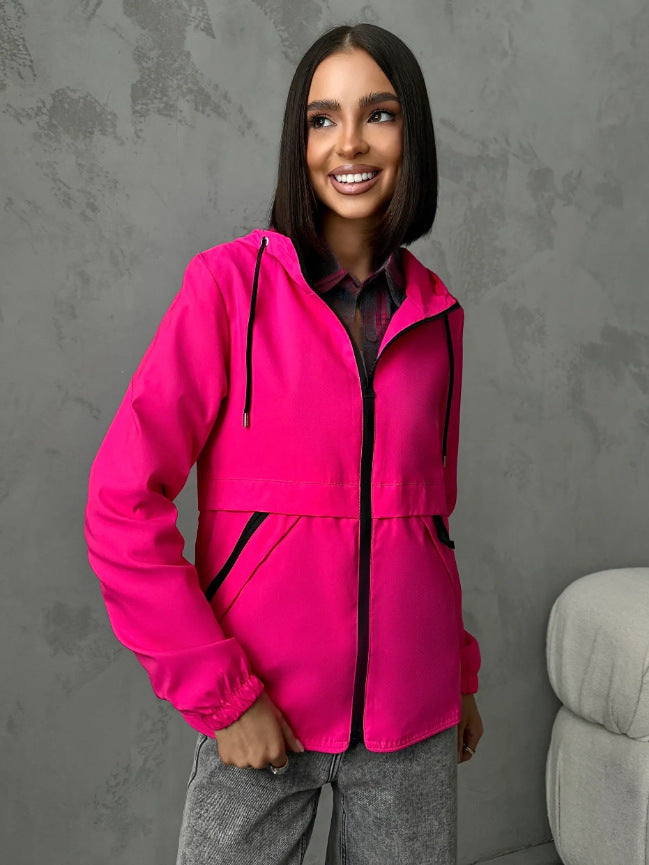 Model joggt in leichter Damen Sportjacke. Winddicht, mit Kapuze, perfekt für Outdoor-Sport.