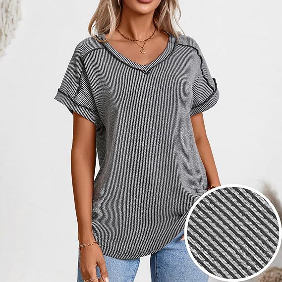 Feminin geschnittenes Damen Feinstricktop, Kurzarm mit V-Ausschnitt und eleganter Rippstruktur.