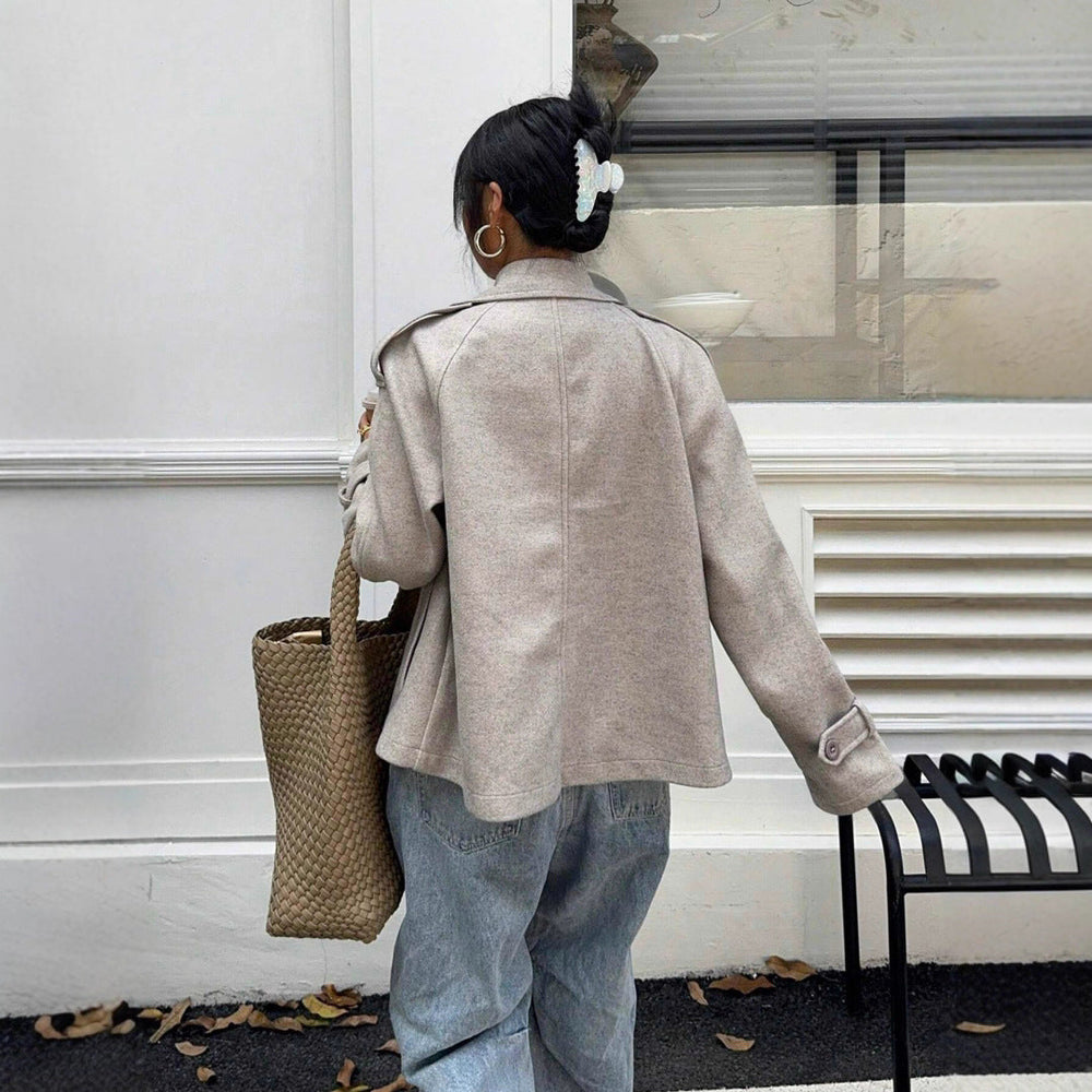 Modischer Damen Oversized Mantel in Grau, mit lockerer Passform & praktischen Taschen für Casual Chic Outfits.