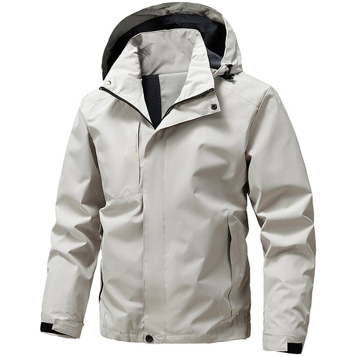 Herren Funktionsjacke in Berglandschaft, ideal für Trekking. Wasserabweisend, atmungsaktiv, hoher Tragekomfort.