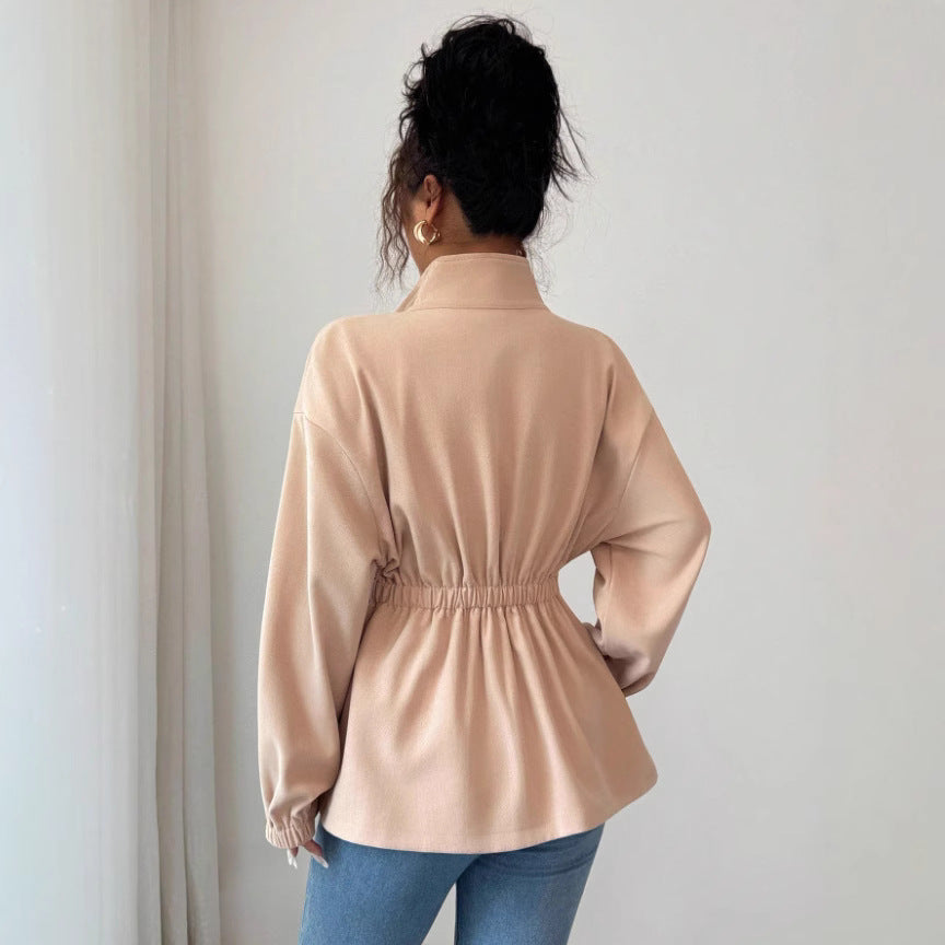 Stilvolle Damen Zip-Jacke in Apricot, tailliert geschnitten. Perfekt für elegante Freizeit im Frühling.
