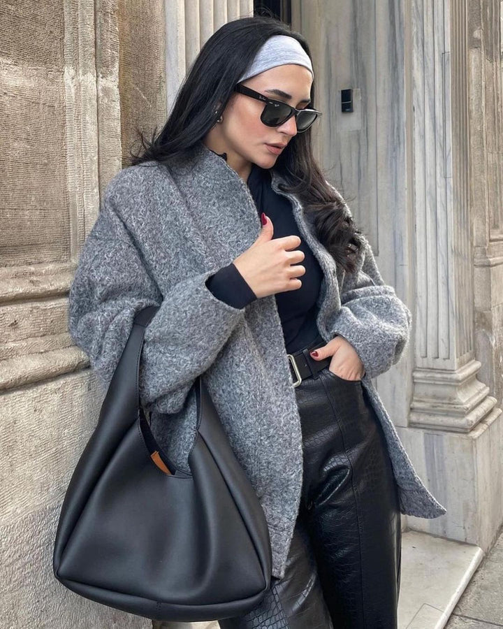 Weiße, elegante Damen-Übergangsjacke, kuschelig und vielseitig, ideal für trendige Alltagsmode.