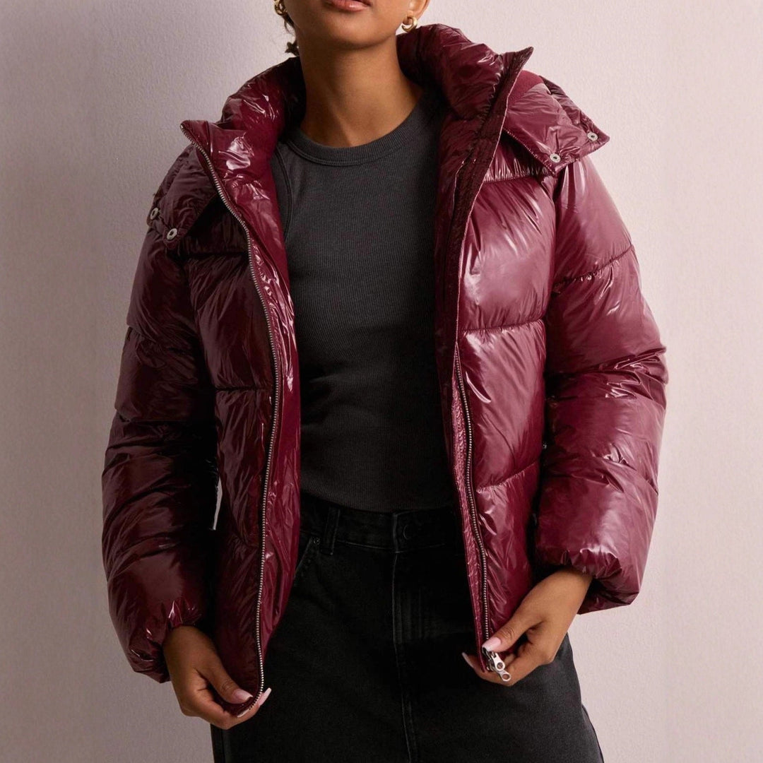 Damen Glänzende Steppjacke mit Kapuze für kalte Wintertage; elegant und warm.