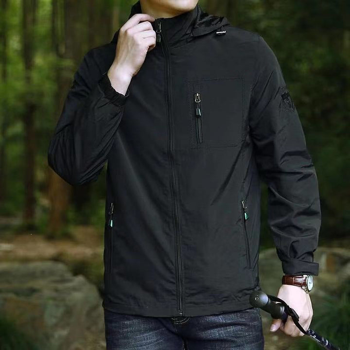 Leichte, sportliche Herren Outdoorjacke, wasserabweisend & winddicht, der ideale Begleiter für jede Jahreszeit.