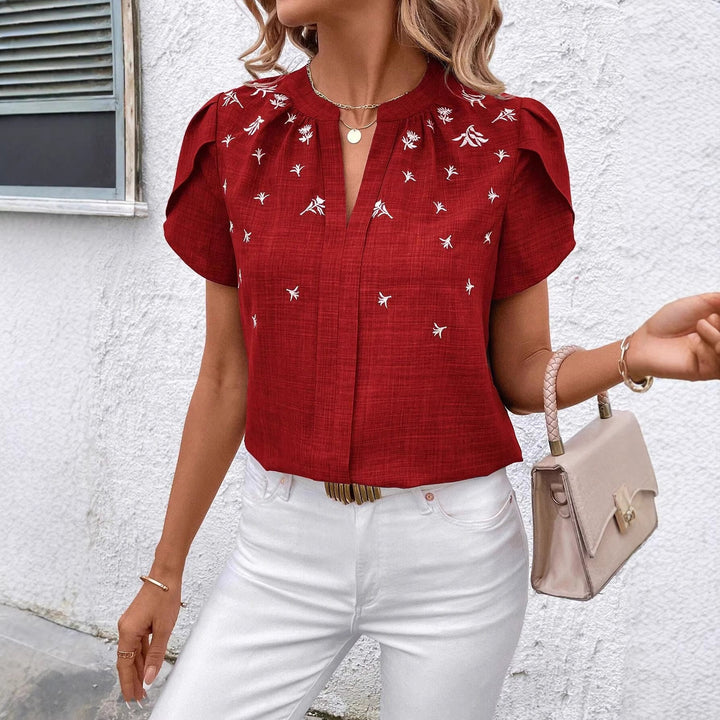 Luftige Damen Sommerbluse, kurzarm, mit modischem Stehkragen und feiner floraler Stickerei.
