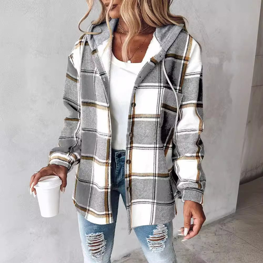 Komfortable und modische Damen Kapuzenjacke mit Karomuster. Ideal als Freizeitjacke.