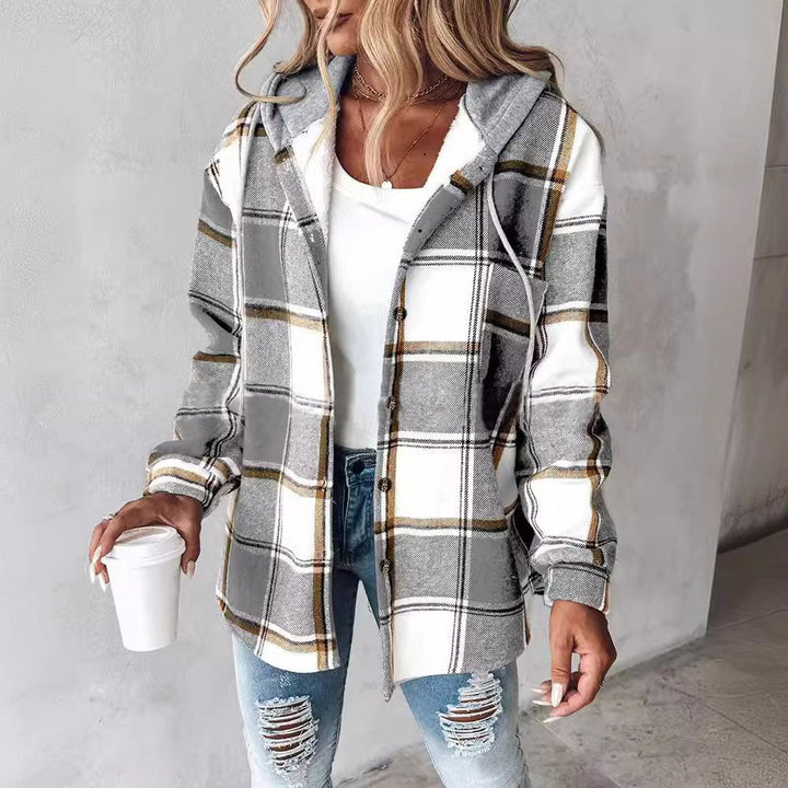 Komfortable und modische Damen Kapuzenjacke mit Karomuster. Ideal als Freizeitjacke.