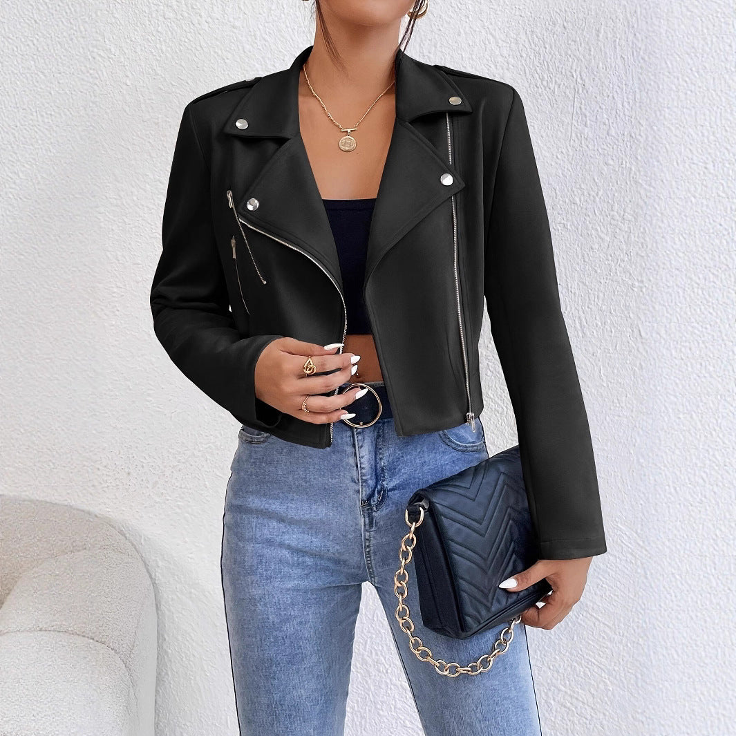 Schwarze Damen Bikerjacke im Leder-Look, modisch & slim fit. Perfekte Übergangsjacke für stilvollen Casual-Look.