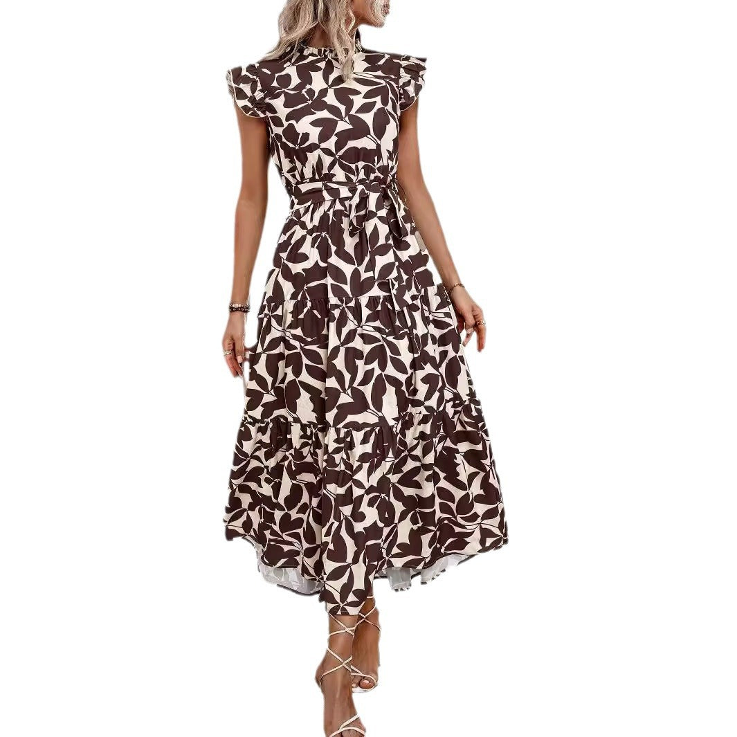 Bequemes Damen Blumen Midikleid mit fließendem Stufenrock und luftigen Rüschenärmeln für warme Tage.