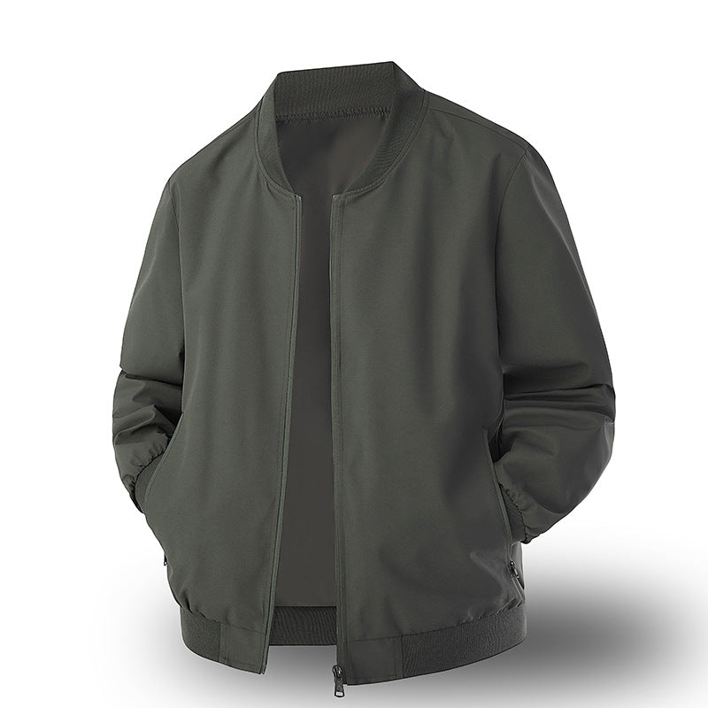 Herren Bomberjacke in Schwarz, von einem Model getragen, zeigt die sportliche Passform und das modische Design.