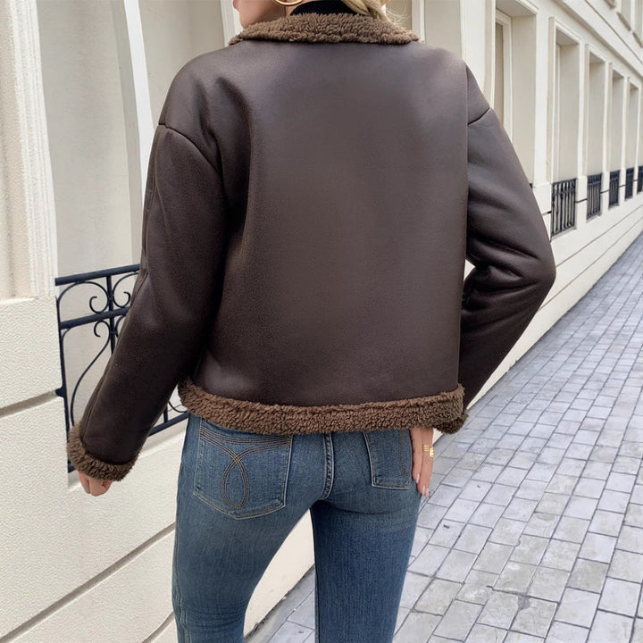 Detailansicht der eleganten dunkelbraunen Damen Kurzjacke. Hochwertige Herbstmode, bequem & stilvoll für jeden Anlass.
