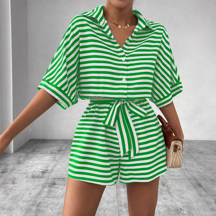 Stylischer Damen Jumpsuit, kurz und gestreift, mit Kragen und kurzen Ärmeln, perfekt für Strand & City.