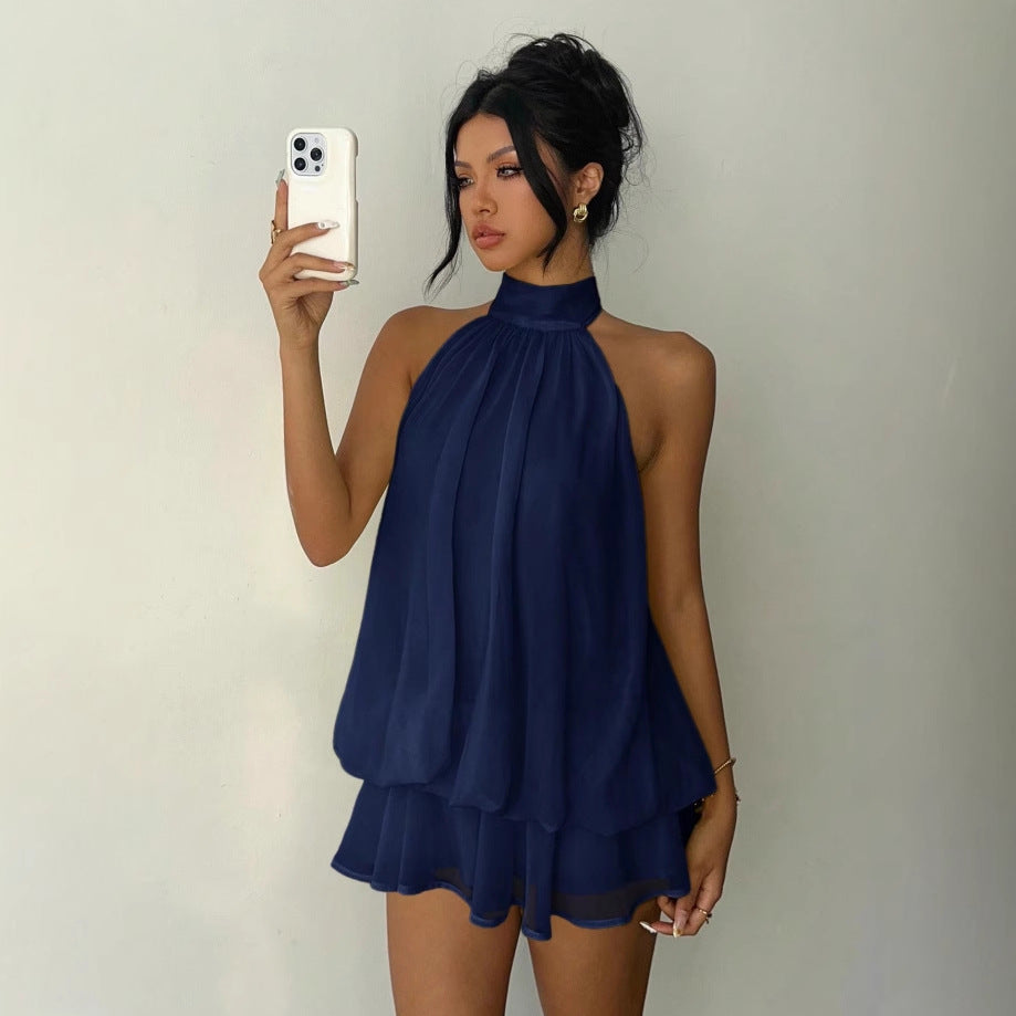 Damen Playsuit elegant, ärmellos, mit Stehkragen und fließenden Stufen-Shorts. Eine stilvolle Wahl.
