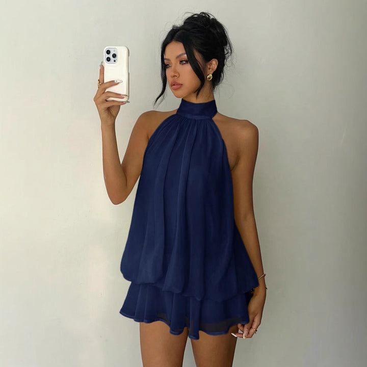 Damen Playsuit elegant, ärmellos, mit Stehkragen und fließenden Stufen-Shorts. Eine stilvolle Wahl.