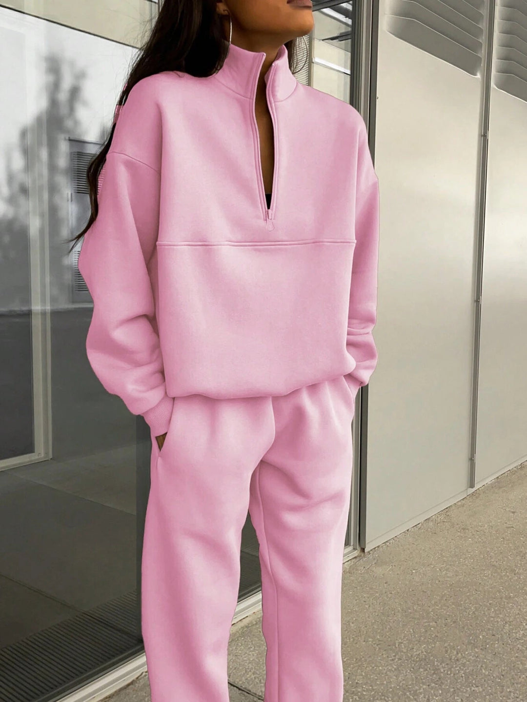 Modernes Damen Herbstmode Sweat-Set: Oversize Pullover mit Stehkragen und Jogginghose für einen entspannten Look.