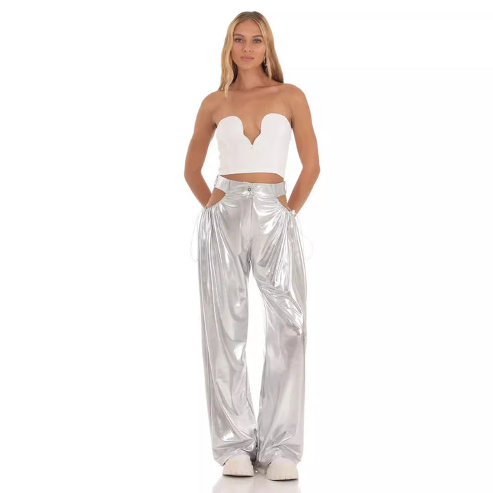 Glänzende High-Waist Baggy-Hose für Damen mit modischen Cut-Outs; ideal für Party & Freizeit. Bequem & stylisch.