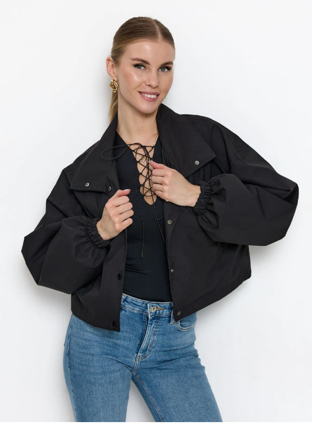 Damen Herbstjacke im Oversized Schnitt, mit durchgehenden Druckknöpfen. Modisch & bequem für jede Gelegenheit.