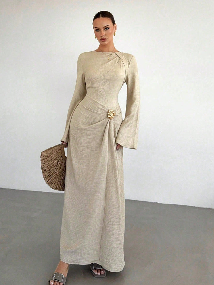 Glamouröses Damen Maxikleid, drapierter Look und fließende Glockenärmel, ideal für besondere Events.