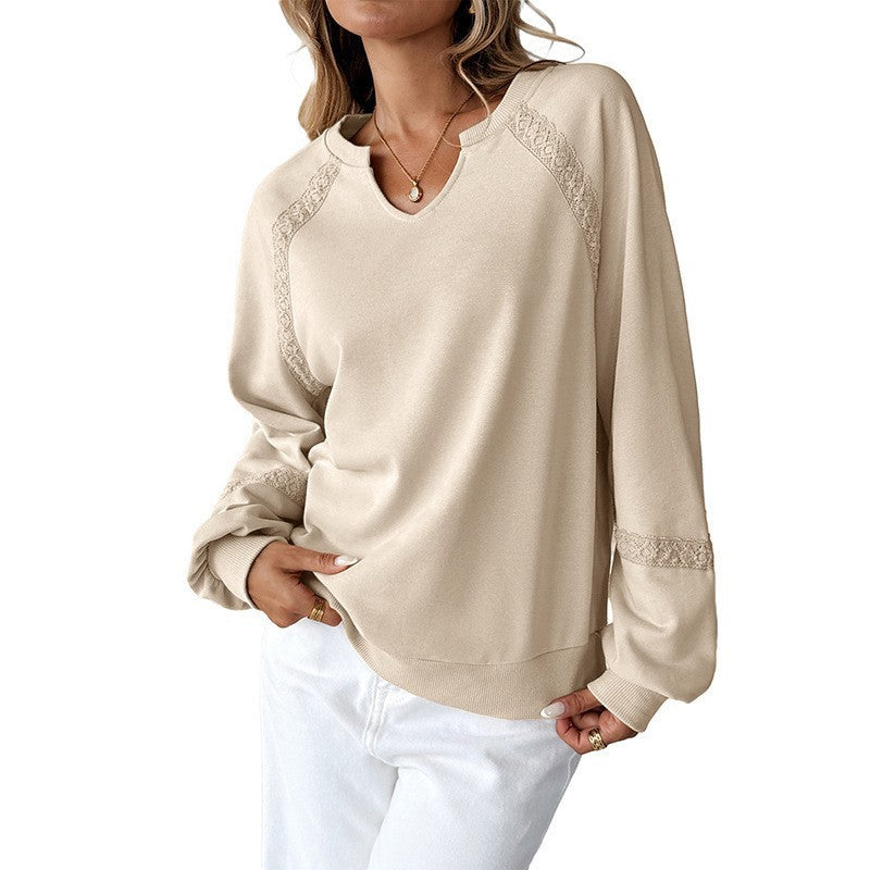 Rückenansicht eines Damen Sweatshirts mit Ballonärmeln, V-Notch und elegantem Spitzenakzent.