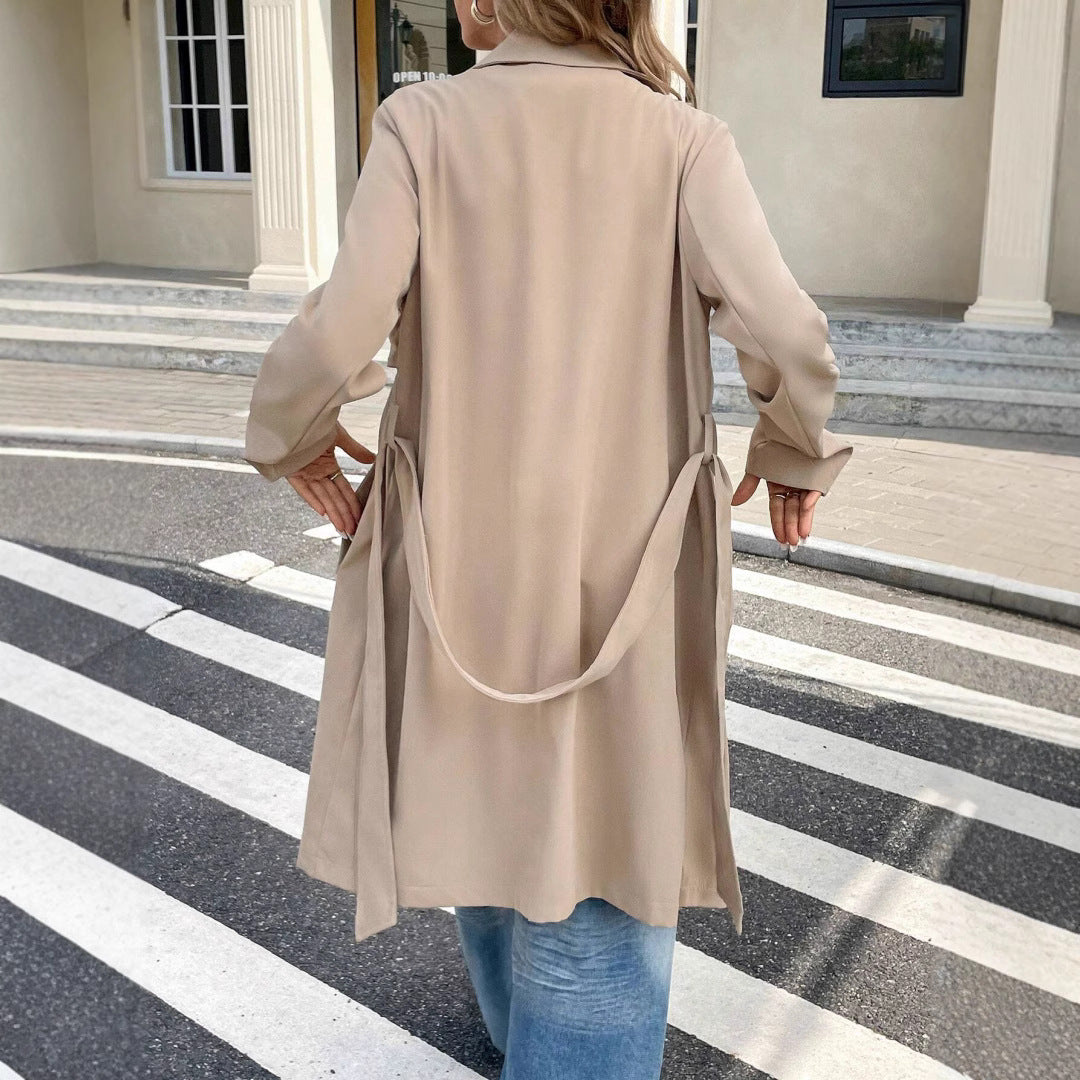 Modischer Damen Khaki Trenchcoat, elegant getragen. Zeitlose Übergangsjacke für stilvolle Auftritte im Büro & Alltag.