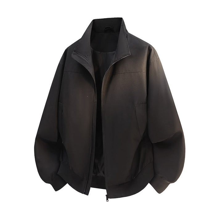 Rückenansicht der Herren Übergangsjacke. Sportlicher Schnitt für maximalen Komfort bei Outdoor-Aktivitäten.