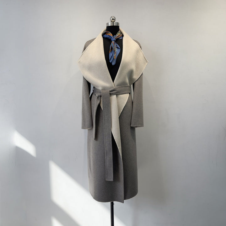Warmer, eleganter Damen Herbst-Winter Mantel. Langer Wickelmantel in stilvollem Design für Frauenmode.