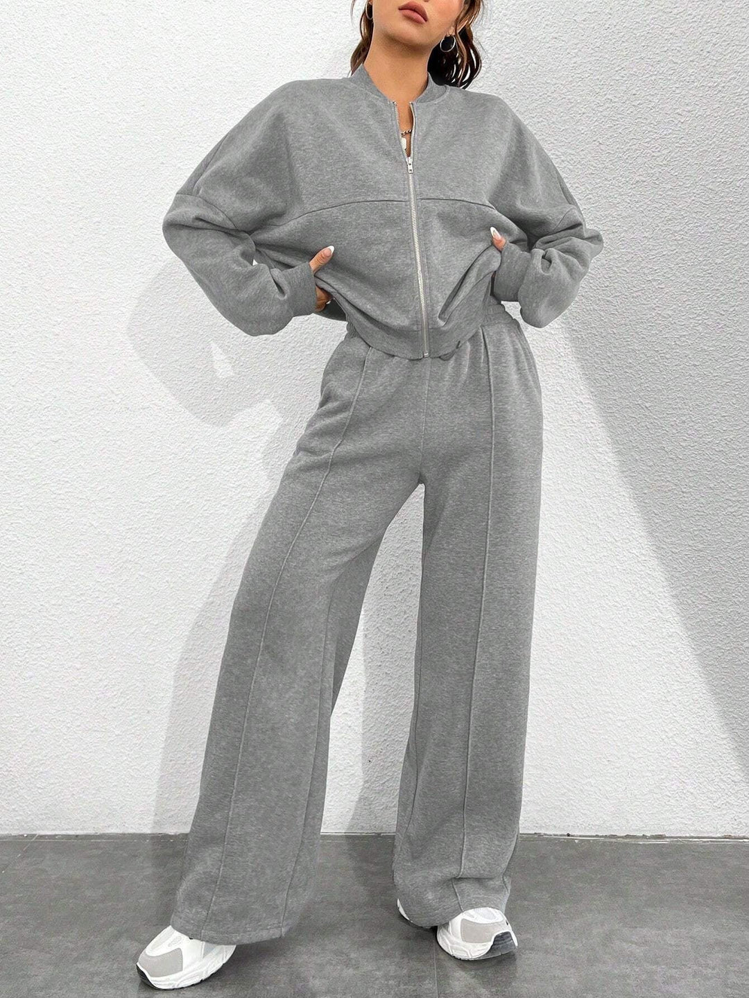 Vielseitiges Herbst-Loungewear-Set für Damen: Kurzer Bomber & weite High-Waist Hose. Modische Freizeitkleidung.