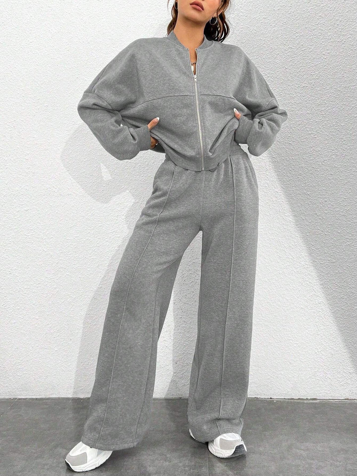 Vielseitiges Herbst-Loungewear-Set für Damen: Kurzer Bomber & weite High-Waist Hose. Modische Freizeitkleidung.