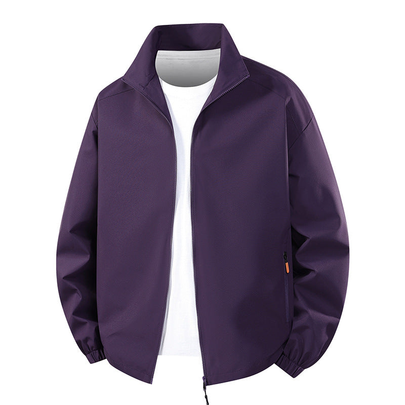 Moderne Herren-Übergangsjacke aus Sportbekleidung, leicht und mit Reißverschluss.
