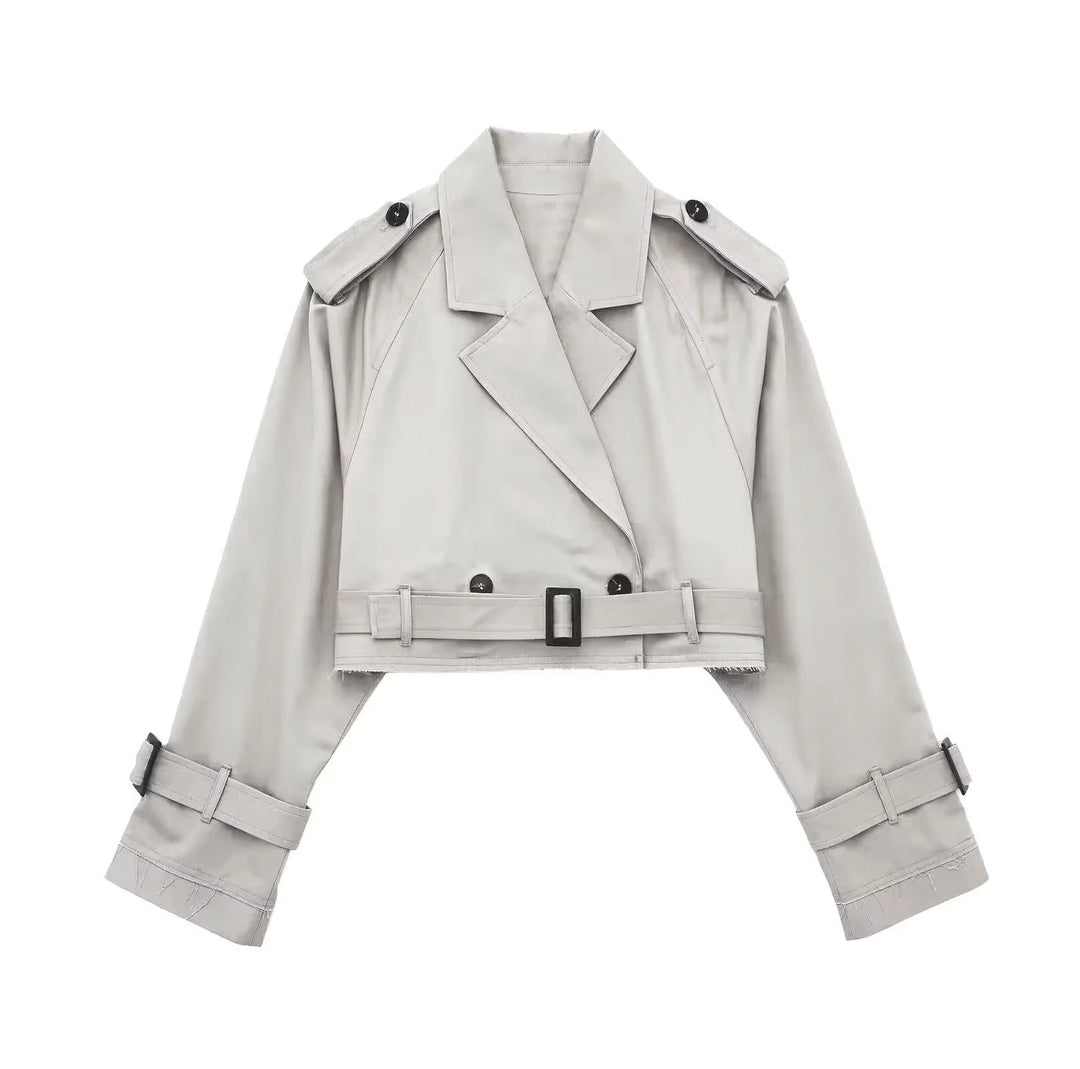 Damen Kurztrenchjacke getragen, für einen schicken & eleganten Übergangs-Look, vielseitig kombinierbar.
