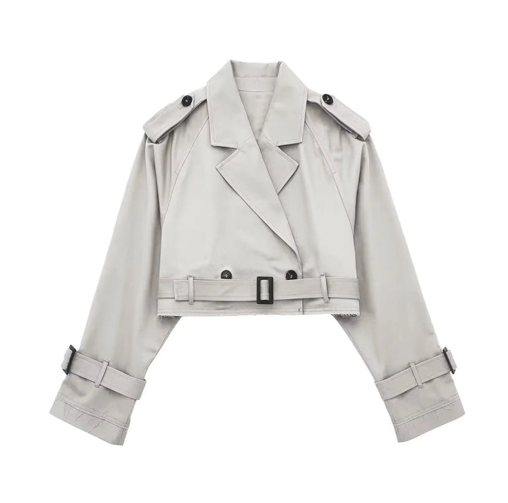 Damen Kurztrenchjacke getragen, für einen schicken & eleganten Übergangs-Look, vielseitig kombinierbar.