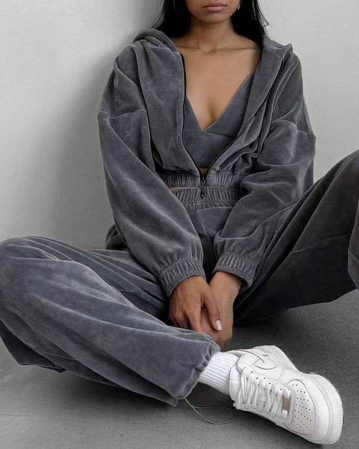 Vielseitiges Damen Freizeitset, zweiteilig, mit kurzem Crop-Top und lässiger Freizeithose, ideal für Alltagsmode.