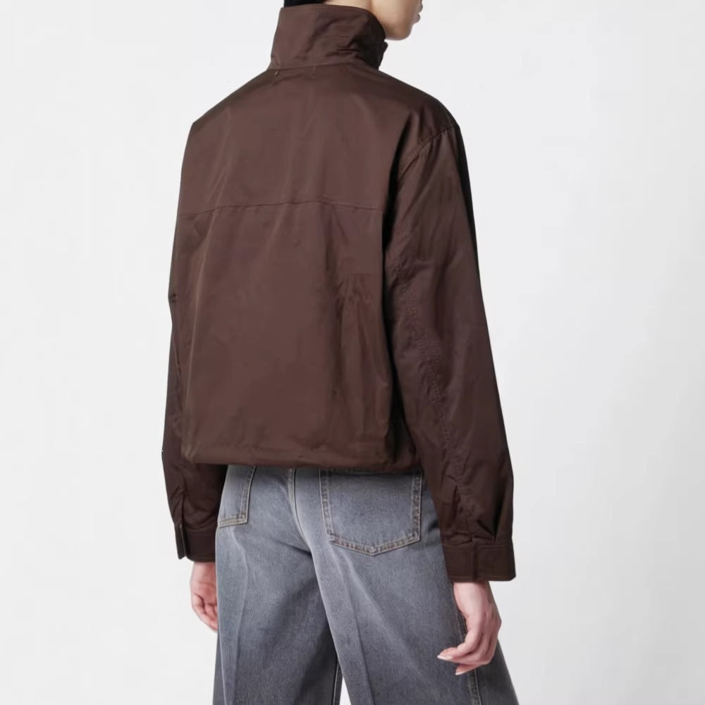 Casual-Look: Damen Modejacke mit Stehkragen, ideal für entspannte Freizeit-Outfits im Alltag.