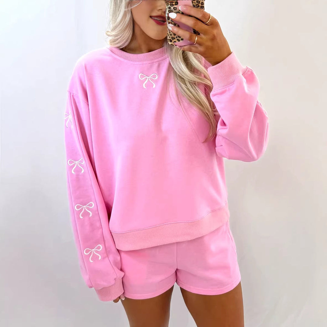 Stilvolles Damen Lounge-Set mit Shorts und modischen Ballonärmeln für gemütliche Homewear. Perfekt für Entspannung zuhause.