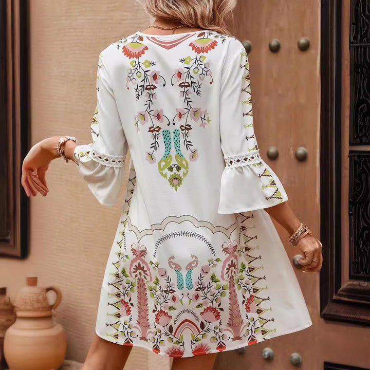 Fließendes Damen Sommer-Boho-Kleid in A-Linie mit elegantem V-Ausschnitt und zarter Stickerei. Ideal für Freizeit.