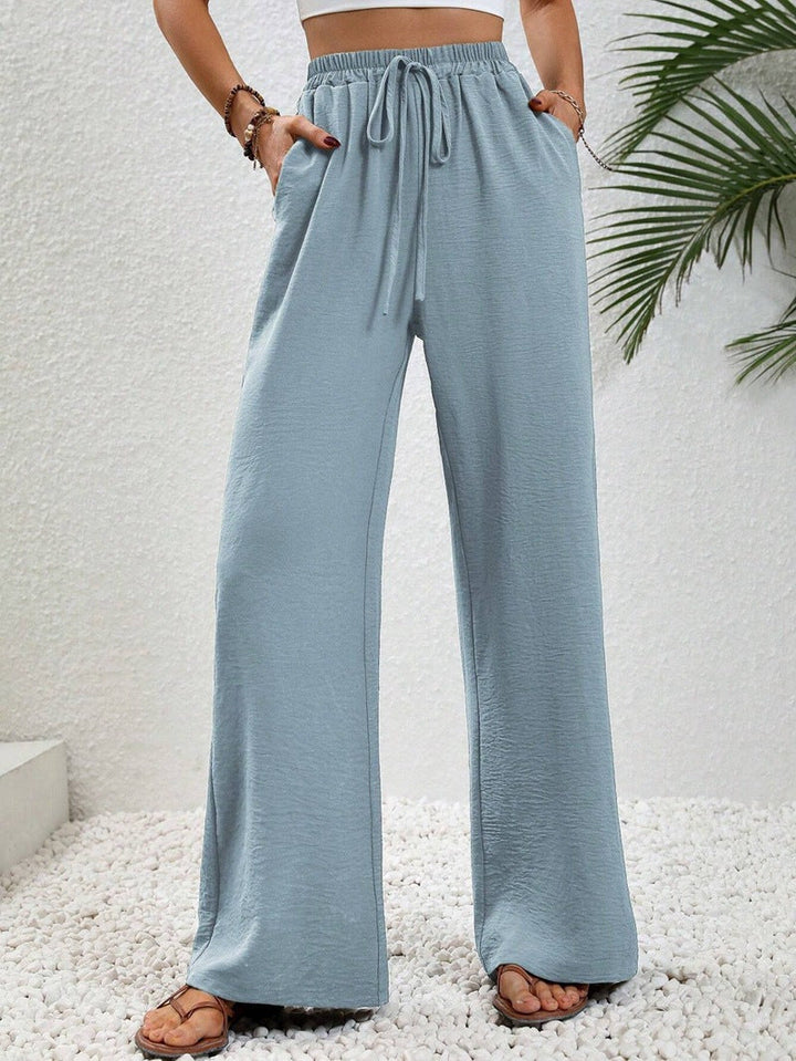 Detailaufnahme der weiten Damenhose: Elastikbund, Kordelzug und praktische Seitentaschen.
