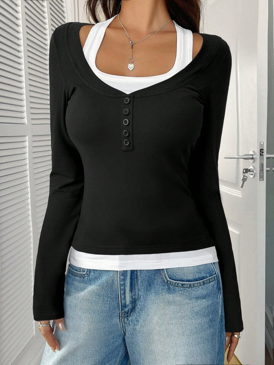Schlichtes Damen Langarmshirt mit U-Ausschnitt & Knopfleiste. Perfektes Basic für schmale Looks und Komfort.
