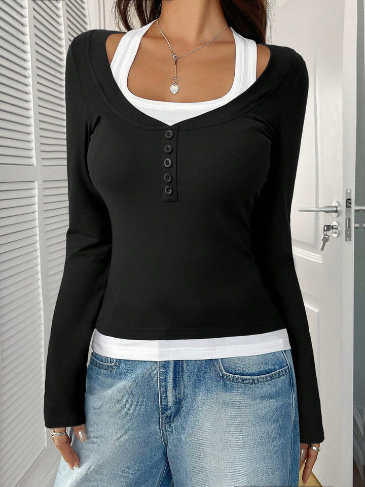 Schlichtes Damen Langarmshirt mit U-Ausschnitt & Knopfleiste. Perfektes Basic für schmale Looks und Komfort.