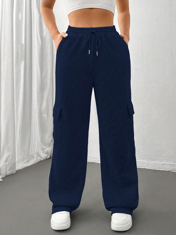 Lässige, bequeme Damen Hose im Cargohosen-Stil mit weitem Bein & elastischem Bund.