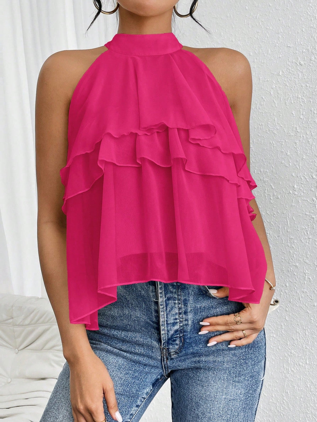 Romantisches Damen Top mit üppigen Volants und modischem Stehkragen, ärmellos für luftige Sommer-Looks.