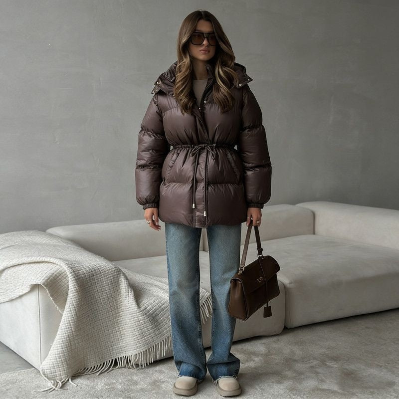 Elegante Damen Freizeitjacke mit Kapuze und verstellbarem Taillenzug. Vielseitig kombinierbar.